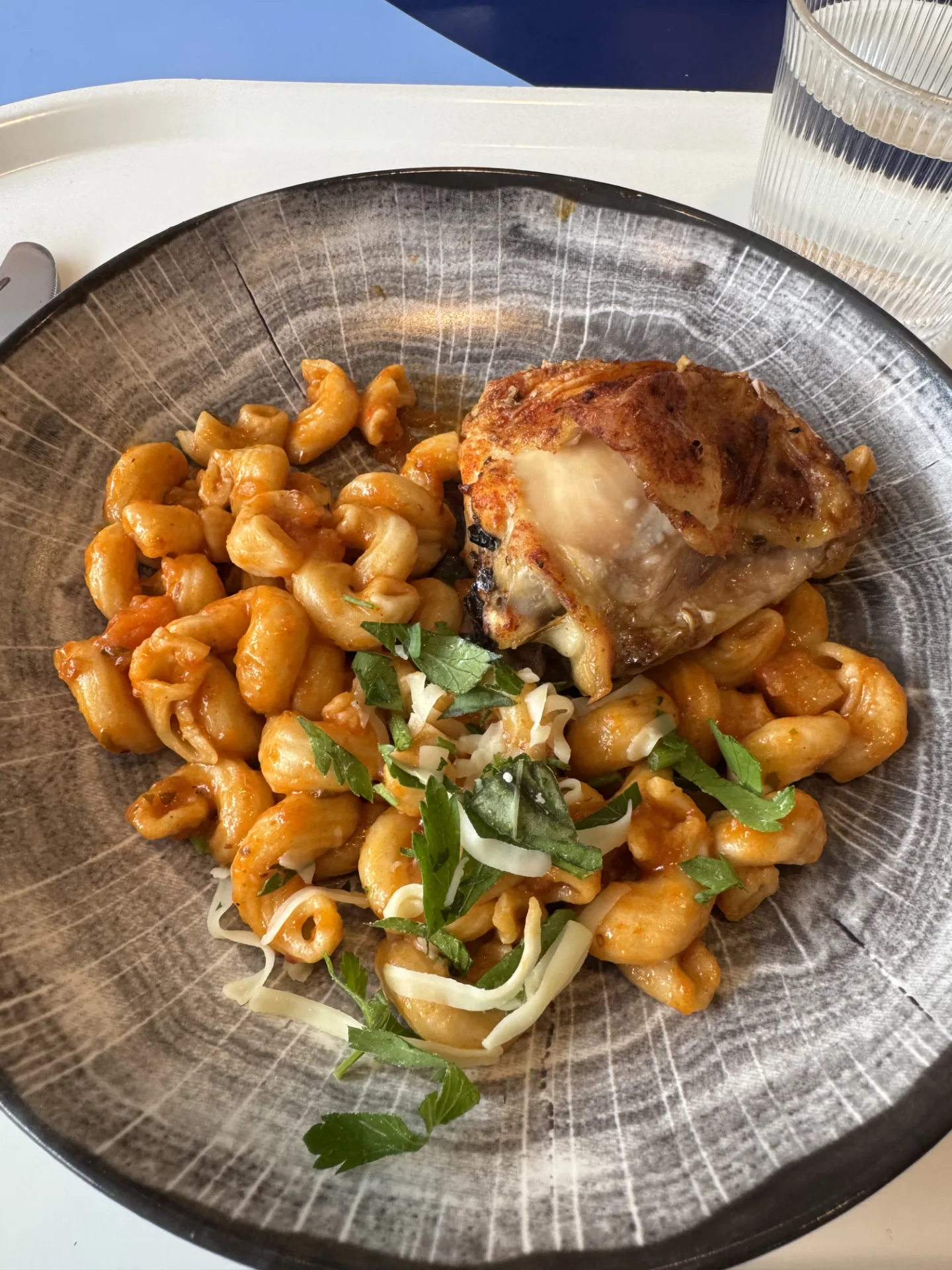 Tomatiseret pasta m kylling