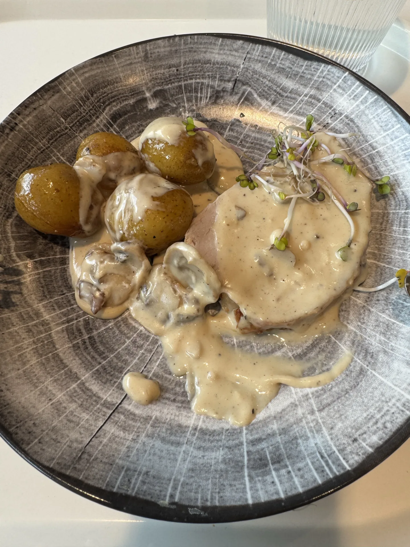 Kamfilet gris m kartofler